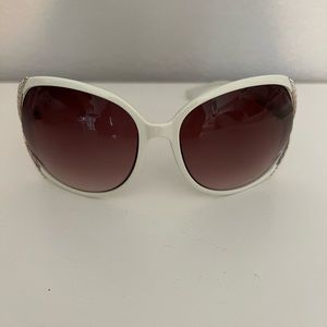New- Jessica Simpson Women’s Oversized White Sunglasses with Case